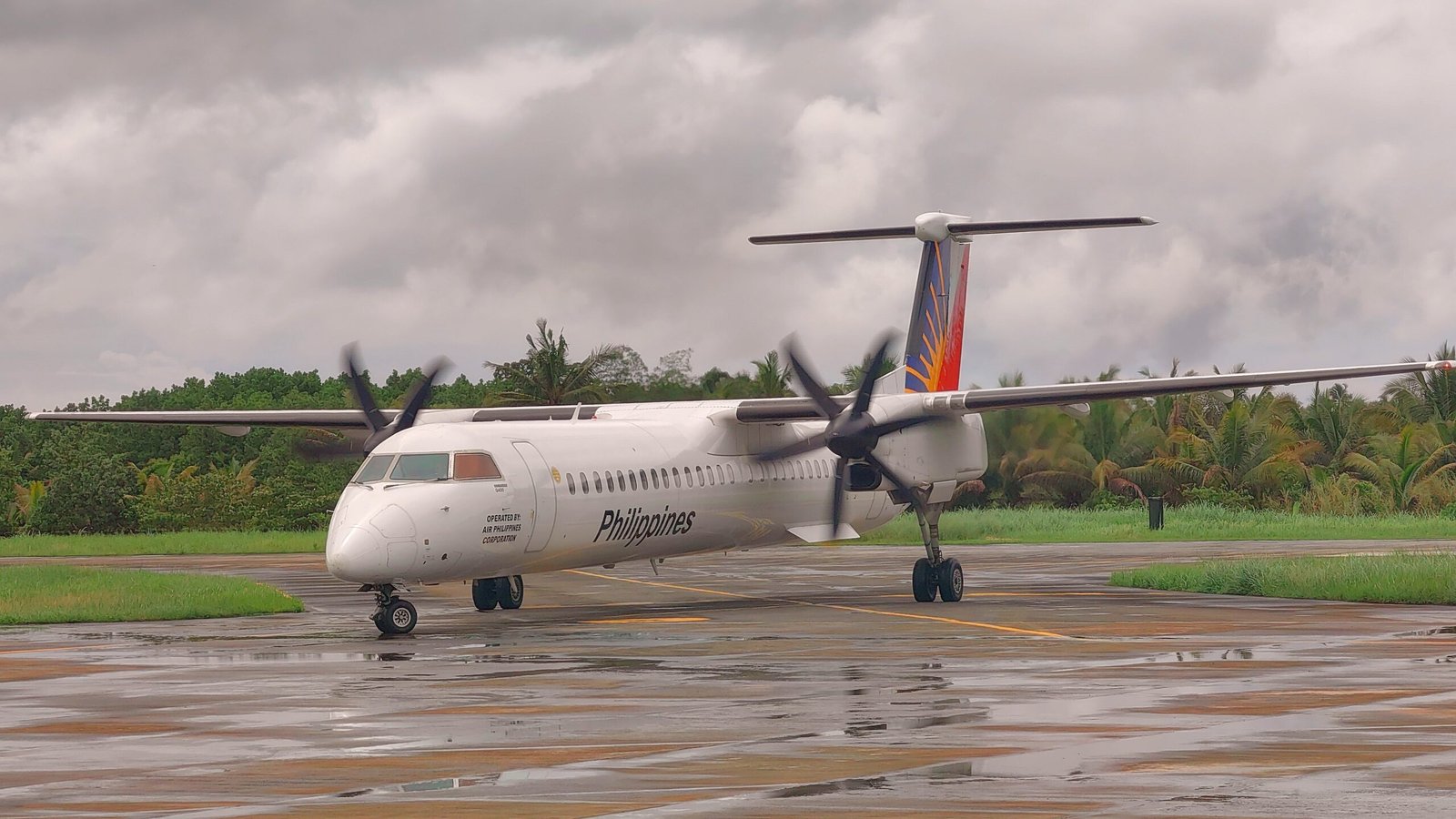 PAL bombardier dash Q400 at sayak airport travel guide kapampangan traveller scaled 1